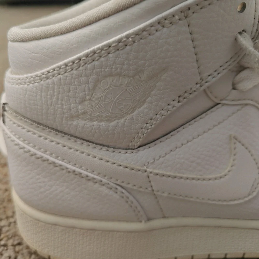 Nike Air Jordan 1 Mid White Guava Ice 554725-129 Kids Size 6.5Y Sneakers